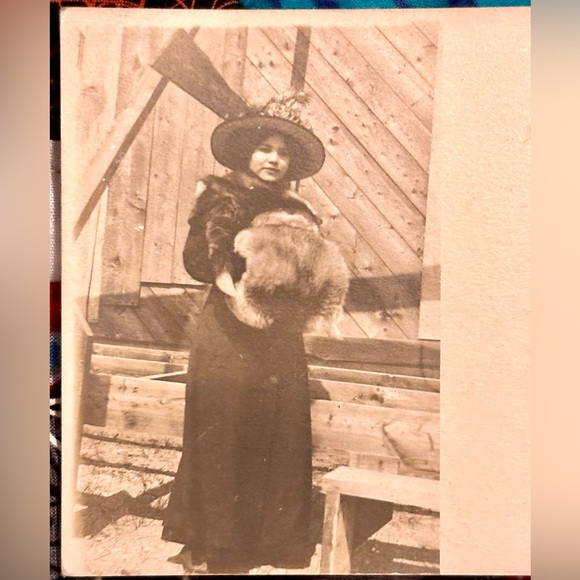 Vintage RPPP 1900’s Fancy Woman in Fur Coat and Fur Muffin Real Picture Postcard - Picture 2 of 7